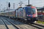 ÖBB Werbelok 1116 232 zieht ihren Zug durch den Bahnhof von Attnang - Puchheim in Richtung Salzburg.