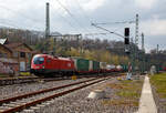 Der ÖBB Taurus 2 - 1116 081 (91 81 1116 081-1 A-ÖBB) , ex 1116 081-9 fährt am 29.04.2021, mit einem langen KLV-Zug, durch Betzdorf (Sieg) in Richtung Siegen.