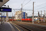 Die beiden Taurus II �BB 1116 051-4 (A-�BB 91 81 1116 051-0) und �BB 1116 053-0 (A-�BB 91 81 1116 053-0) fahren am 12.09.2022 mit einem leeren Autotransportzug durch den Hauptbahnhof Salzburg in