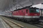 Am 3 Juni 2015 treft 1144 242 mit ein ÖBBIC aus Linz in Salzburg Hbf ein.