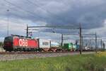 ÖBB 1293 192 schleppt ein aus Linz [AU]  kommender KLV durch Valburg am 18 April 2024.