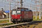 �BB Lok 1293 051-9 wartet auf einem Nebengleis im Verona Porta Nuova auf ihren n�chsten Einsatz.