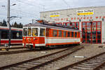 Ein ehemaliger Schweizer nun in Ober�sterreich:
Der Schmalspur-Elektro-Triebwagen 23 112 ET B4 „Gmunden“ (Arbeitstriebwagen) der Stern & Hafferl Verkehrsgesellschaft m.b.H. (StH), Lokalbahn Gmunden–Vorchdorf, steht am 14 Januar 2025 beim Bahnhof Vorchdorf-Eggenberg vor der Remise der Stern & Hafferl. Der ET ist der ehemalige Schweizer ET WSB Be 4/4 8 der Wynental- und Suhrentalbahn, wie der WSB Nr. 7, wurde dieser 1954 von der SWS (Schweizerische Wagons- und Aufz�gefabrik AG in Schlieren-Z�rich) gebaut. Die Elektrotriebwagen wurden 1998/99 nach �sterreich an die Stern & Hafferl Verkehrsgesellschaft verkauft.

TECHNISCHE DATEN:
Spurweite: 1.000 mm (Meterspur)
Achsformel: Bo' Bo'
L�nge: 17.150 mm
Drehzapfenabstand: 11.450 mm
Achsabstand im Drehgestell: 1.800 mm
Dienstgewicht: 28.000 kg
Dauerleistung: 376 kW
Raddurchmesser: 770 mm (neu)
Stromsystem: 750 V DC (=)	
Strom�bertragung: Oberleitung
Anzahl der Fahrmotoren: 4
Sitzpl�tze: 	48

Die Lokalbahn Gmunden–Vorchdorf, ehemals Traunseebahn, ist eine meterspurige Lokalbahn in Ober�sterreich. 2018 wurde die Strecke mit der Stra�enbahn Gmunden verbunden. Seitdem verkehren die Z�ge unter dem Markennamen Traunseetram durchgehend zwischen Gmunden Bahnhof und dem Bahnhof Vorchdorf-Eggenberg. 

Die Lokalbahn wird mit 750 Volt Gleichstrom betrieben. Sie befindet sich im Besitz der am 27. April 1912 gegr�ndeten Lokalbahn Gmunden-Vorchdorf AG. Der Betrieb wird von Stern & Hafferl Verkehrsgesellschaft m.b.H. gef�hrt, jenem Unternehmen, das f�r die Bauf�hrung verantwortlich war und das im Rahmen der Linienplanung die Absicht verfolgte, in den von der Bahn ber�hrten Ortschaften (sowie auch in Altaussee) elektrische Lichtanlagen einzuf�hren und zwei n�chstgelegenen Wirtschaftsunternehmen auch Arbeitsstrom zur Verf�gung zu stellen.