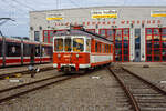Ein ehemaliger Schweizer nun in Ober�sterreich:
Der Schmalspur-Elektro-Triebwagen 23 112 ET B4 „Gmunden“ (Arbeitstriebwagen) der Stern & Hafferl Verkehrsgesellschaft m.b.H. (StH), Lokalbahn Gmunden–Vorchdorf, steht am 14 Januar 2025 beim Bahnhof Vorchdorf-Eggenberg vor der Remise der Stern & Hafferl. Der ET ist der ehemalige Schweizer ET WSB Be 4/4 8 der Wynental- und Suhrentalbahn, wie der WSB Nr. 7, wurde dieser 1954 von der SWS (Schweizerische Wagons- und Aufz�gefabrik AG in Schlieren-Z�rich) gebaut. Die Elektrotriebwagen wurden 1998/99 nach �sterreich an die Stern & Hafferl Verkehrsgesellschaft verkauft.

TECHNISCHE DATEN:
Spurweite: 1.000 mm (Meterspur)
Achsformel: Bo' Bo'
L�nge: 17.150 mm
Drehzapfenabstand: 11.450 mm
Achsabstand im Drehgestell: 1.800 mm
Dienstgewicht: 28.000 kg
Dauerleistung: 376 kW
Raddurchmesser: 770 mm (neu)
Stromsystem: 750 V DC (=)	
Strom�bertragung: Oberleitung
Anzahl der Fahrmotoren: 4
Sitzpl�tze: 	48

Die Lokalbahn Gmunden–Vorchdorf, ehemals Traunseebahn, ist eine meterspurige Lokalbahn in Ober�sterreich. 2018 wurde die Strecke mit der Stra�enbahn Gmunden verbunden. Seitdem verkehren die Z�ge unter dem Markennamen Traunseetram durchgehend zwischen Gmunden Bahnhof und dem Bahnhof Vorchdorf-Eggenberg. 

Die Lokalbahn wird mit 750 Volt Gleichstrom betrieben. Sie befindet sich im Besitz der am 27. April 1912 gegr�ndeten Lokalbahn Gmunden-Vorchdorf AG. Der Betrieb wird von Stern & Hafferl Verkehrsgesellschaft m.b.H. gef�hrt, jenem Unternehmen, das f�r die Bauf�hrung verantwortlich war und das im Rahmen der Linienplanung die Absicht verfolgte, in den von der Bahn ber�hrten Ortschaften (sowie auch in Altaussee) elektrische Lichtanlagen einzuf�hren und zwei n�chstgelegenen Wirtschaftsunternehmen auch Arbeitsstrom zur Verf�gung zu stellen.