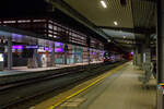 Innsbruck Hbf am Abend des 25.03.2022 um 20:44 Uhr, auf Gleis 1 erreicht ein vierteiliger Elektrotriebwagen vom Typ TALENT (TAlbot-LEicht-NahverkehrsTriebwagen), Baureihe �BB 4024 den Bahnhof.