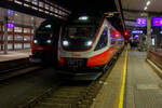 Der �BB 4024 033-4, ein vierteiliger elektrischer TALENT, hat am Abend des 25.03.2022 um 20:40 Uhr, als RegionalExpress REX 2 (Hochfilzen – Kitzb�hel – W�rgl - Innsbruck), den Zielbahnhof Innsbruck Hbf p�nktlich erreicht. Dahinter auf Gleis 1 steht noch ein weiterer.