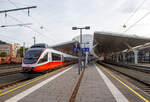 Der vierteilige Elektrotriebzug �BB 4024 121-7 gekuppelt mit einem weiteren �BB 4023 oder 4024 verl�sst, als S3 der S-Bahn Salzburg die Verbindung Bad Reichenhall – Freilassing – Salzburg