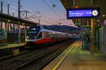 Zwei gekuppelte �BB-Elektrotriebz�ge vom Typ Bombardier TALENT (Talbots leichter Nahverkehrs-Triebwagen) fahren am 13 Januar 2025 als S3 der S-Bahn Salzburg nach Golling-Abtenau in den Bahnhof
