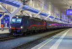 Die an die ÖBB-Produktion GmbH für den ÖBB Nightjet vermietete Siemens Vectron MS 193 598 (91 80 6193 598-0 D-ELOC) der ELL - European Locomotive Leasing (Wien) ist am 14 Januar 2025 um 7:30 Uhr pünktlich, mit dem ÖBB Nightjet NJ 40425 von Brüssel Midi nach Wien Hbf, in den Hauptbahnhof Salzburg eingefahren. 

Die Siemens Vectron MS der Variante A39 wurde 2020 von Siemens in München-Allach unter der Fabriknummer 22868 gebaut. 

Diese Vectron Lokomotive ist als MS – Lokomotive (Mehrsystemlok) mit 6.400 kW Leistung und 160 km/h Höchstgeschwindigkeit konzipiert. Hier in der Version MS A39 hat sie die Zulassungen für Deutschland, Österreich, Schweiz, Italien, Niederlande und Belgien (D/A/CH/I/NL/B). Die SIEMENS Vectron MS der Version A 39 besitzt die Zugsicherungssysteme ETCS BaseLine 3, sowie
für Deutschland (PZB90 / LZB80 (CIR-ELKE I)), 
für Österreich (ETCS Level 1 mit Euroloop, ETCS Level 2, PZB90 / LZB80),
für die Schweiz (ETCS Level 2, ZUB262ct, INTEGRA)
für Italien (SCMT)
für die Niederlande (ETCS Level 1, ETCS Level 2, ATB-EGvV)
und für Belgien (ETCS L1, ETCS L2, TBL1+)
