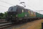 Vom hinter den Gitter: am 22 Juni 2023 treft LTE 193 740  KOMMT ZUM ZUG  mit der Erant-Containerzug in Oss ein.