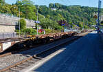 Leerer sechsachsiger Gelenkwagen (Gelenk-Containertragwageneinheit), 37 80 497 5 864-2 D-RCW, der Gattung Sggrss 80´, der Rail Cargo Group (zu ÖBB), am 18 August 2025 im Zugverband bei einer