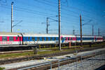 RoLa-Begleitwagen A-RCW 51 81 59-80 014-4 Bcmz der ÖKOMBI / Rail Cargo Group (teil der ÖBB) abgestellt im Zugverband mit weiteren am 04 April 2025 beim Rbf Wels.