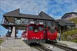 W�hrend die Oelbefeuerte Dampflok Z13 soeben die Bergstation der Schafbergbahn erreicht hat steht die Diesel-Elektrische Lok VZ31 zur Talfahrt bereit.