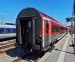 �BB Railjetwagen der 1. Klasse (73 81 19-91 107-6 Ampz) am Schluss im Hbf. M�nchen, mit dem kleinen Fenster in der T�r, wo man die Stecke beobachten konnte. 10.05.2025
