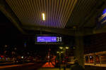 Innsbruck Hbf am Abend des 25.03.2022 um 20:44 Uhr, auf dem Stumpfgleis 31, soll um 21:05 Uhr unser RegionalExpress  (REX 1829) �ber den Brenner/Brennero nach Trento/Trient losfahren. Vom Brenner nach Trient wird er dann als R EG 1829 gef�hrt, wir fuhren bis Gossensa�/Colle Isarco mit.

Eigentlich wollten wir von W�rgl bis Innsbruck mit dem �BB Railjet (RJX 866 von Wien nach Bregenz) fahren, dieser wurde aber im DB Navigator mit Versp�tung angezeigt und dass der REX 1829 nicht warten w�rde. So nahmen wir in W�rgl gleich den RegionalExpress REX 2 und waren fr�h genug in Innsbruck Hbf. Sp�ter hatte dann doch dieser RegionalExpress  (REX 1829) �ber den Brenner/Brennero nach Trento gewartet. Zum Brenner/Brennero f�hrt sp�ter jeweils um 22, 23 und 0.05 Uhr noch ein Regionalzug, aber nicht weiter in s�dlicher Richtung.