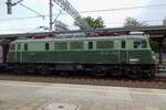 Retro in Poznan Glowny am Nachmittag von 22 Augustus 2021: EP07-338 ist wieder in Origginalfarben und steht in das ältere Teil des bahnhofs Poznans.