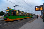 
Abends um halb Zehn in Posen....

Straßenbahn Posen / Miejskie Przedsiębiorstwo Komunikacyjne w Poznaniu Sp. z o.o. (MPK Poznań Sp. z o.o.): Modertrans Moderus Beta MF 20 AC, MPK Triebwagen 449 (Baujahr 2016) als Linie 8 am 24.06.2017 an der der Haltestelle Most Teatralny in Poznań (Posen).

Die Modertrans Moderus Beta MF 20 AC sind dreiteilige Einrichtungs-Treibwagen mit 8 angetriebenen Achsen. Der Mittelteil ist als Sänfte ein gehangen, im diesen ist der Niederflurbereich. An der in Fahrtrichtung rechten Seite sind insgesamt 5 doppelflügelige Türen.


TECHNISCHE DATEN:
Hersteller: MODERTRANS POZNAŃ Sp. z o.o.
Spurweite: 1.435 mm (Normalspur)
Achsfolge: Bo'Bo'+Bo'Bo'
Länge: 28.250 mm
Breite: 2.354 mm
Höhe: 3.350 mm
Eigengewicht: 40.650 kg
Höchstgeschwindigkeit: 70 km/h
Minimaler Wenderadius: 18 m
Fußbodenhöhe vom Eingangsbereich Mittelwagen: 300/350 mm
Fußbodenhöhe vom Eingangsbereich der Endwagen: 925 mm 
Niederfluranteil: ca. 25 %
Sitzplätze: 30 + 9 Klappsitze
Stehplätze: 177
Stromsystem: 600 V = Oberleitung
