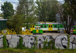 Ein Akkuschleppfahrzeug ASF EL 16 der Koleje Mazowieckie (Masowische Eisenbahnen) am 25 Juni 2017 im Depot Warszawa -Ochota (Warschau), aufgenommen aus einem Zug.