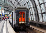 Der 2. Klasse klimatisierte Großraumwagen (Reisezugwagen) PL-PLKIC 61 51 29-90 020-0 der Gattung B9mnopuz (Typ 159 / Bdhmnu) der PKP Intercity, eingereiht als Wagen 267 in den „Berlin-Warszawa-Express“ EC 45 (DB) / EIC 71004 (PKPIC), am 24. Juni 2017 im Hbf Berlin.

TECHNISCHE DATEN:
Länge über Puffer: 26.400 mm
Drehzapfenabstand: 19.000 mm
Höchstgeschwindigkeit: 200 km/h
Sitzplätze: 72 (2. Klasse Großraumanteil)
Toiletten: 2
Zulassungen: RIC