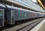 Der SJ Bistro- und Familienwagen 5301 der Gattung RB7, S-SJ 50 74 85-73 391-2, der SJ (Statens J�rnv�gar AB, ehemaligen schwedische Staatsbahnen), ex SJ BFS9A 530, am 21 M�rz 2019 eingereiht in einem Personenzug nach Oslo im Bahnhof Stockholm Central (Stockholm Hbf). Der Wagen ist gekennzeichnet mit BISTRO und LEK (f�r Spiel).

Ursprungswagen BFS9
Mitte der 1990er Jahre begann SJ mit dem Umbau von Waggons aus den 1980er Jahren im Rahmen des InterRegio-Konzepts, f�r den Personenverkehr auf mittleren bis langen Strecken. InterRegio war eine Erg�nzung zum InterCity-Verkehr auf l�ngeren Strecken. Die Ursprungswagen BFS9 waren 31 Wagen die zwischen 1994-1998 von Kalmar Verkstads AB in Verkstad, aus Wagen der Gattung A7 bzw. B7 (Bauart der 1980er Jahre), zu 2. Klasse Reisezugwagen mit Laderaum und Kiosk umgebaut wurden.

Die Wagen erhielten eine neue Innenausstattung mit Laderaum und Kiosk sowie eine neue Farbgebung mit einem breiten roten Zierstreifen entlang der Wagenseiten. SJ gab das InterRegio-Konzept nach einigen Jahren auf und die Wagen wurden in allen Zuggattungen eingesetzt.

Im Jahr 2012 beschloss die SJ dann 20 dieser BFS9-Wagen in Bistrowagen mit Sitzecke und Spielzimmer f�r Kinder umzubauen. Der erste RB7-Wagen wurde im Juli 2013 fertiggestellt. Das Umbauprojekt wurde jedoch zu teuer und verz�gerte sich so sehr, dass die Umbaufirma Motala Train AB finanzielle Probleme bekam und 2014 eine Unternehmensumstrukturierung durchf�hren musste. Aus diesem Grund wurden allerdings nur sechs Wagen umgebaut. Zwei im Umbau befindliche Wagen wurden nie fertiggestellt, sondern sp�ter verschrottet.

Au�en erhielten die umgebauten Wagen nun die schwarze Lackierung von der SJ und Beschriftung BISTRO und LEK (f�r Spiel). Der Bistrobereich erhielt au�er dem Bereich mit regul�ren Sitzpl�tzen keine neuen eigenen Sitzpl�tze und kann daher eher als Kiosk betrachtet werden. Die RB7-Wagen sind teilweise ein Ersatz f�r die fr�heren B8-Wagen, die auch �ber einen Spielbereich verf�gten. Die Wagen verf�gen au�erdem �ber einen Rollstuhllift, Behindertenpl�tze und ein Serviceabteil f�r das Zugpersonal. Die Wagen haben zudem Wifi und sind klimatisiert. 

TECHNISCHE DATEN:
Umgebaute Anzahl: 6
Nummerierungen SJ : 5213, 5220, 5229, 5301-5303
Hersteller / Umbauer: Kalmar Verkstads AB (Verkstad) / Motala Train AB
Umbaujahre: 2013-2015
Spurweite: 1.435 mm (Normalspur)
L�nge �ber Puffer: 26.400 mm
Wagenkastenl�nge: 25.900 mm
Wagenkastenbreite: 3.080 mm
H�he �ber Schienenoberkante: 4.400 mm
Drehzapfenabstand: 18.500 mm
Achsstand im Drehgestell: 2.500 mm
Laufraddurchmesser: 980 mm (neu)
Drehgestellbauart: MD 80-E (Minden-Deutz)
Leergewicht: 49 t
H�chstgeschwindigkeit: 160 km/h
Sitzpl�tze in der 2. Klasse: 41, sowie 3 Rollstuhlpl�tze
Toiletten: 2 (geschlossenes System)
Bremsbauart: KE-GPR

Quelle: j�rnv�g.net 
