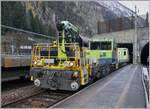 Durch die im Bild gut sichtbaren, relativ schmalen Bahnsteige in Goppenstein, konnte ich den BLS Tm 98 85 5232 204-5 jeweils nur aus einem relativ spitzen Winkel fotografieren.

3. Januar 2024