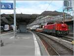 Die SBB Aem 940 025 (Aem 91 85 4 940 025-0 CH-SBB I) wartet mit dem mächtigen Rhomberg Sersa KRC 1200 Kranwagen (CH RSRM99 85 9219 102-2) und zwei Begleitwagen (33 85 4505 172-8 TEN-CH WASCO Sgmmns und 33 85 4505 173-6 TEN CH-WASCO Sgmmns) in Lausanne auf die Weiterfahrt.
Links im Bild ist noch ein TGV (Lyria) zu erkennen. 

24. April 2025