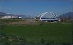 So war das Bild natürlich nicht geplant: Die neue Rohne Brücke bei Massogex (Simplonstrecke zwischen St-Maurice und Bex) mit den EC 32 nach Genève und eine Güterzug nach