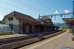 
Der Bahnhof Pal�zieux am 28.05.2012, der Blick vom Gleis 2 auf das Empfangsgeb�ude.