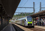 Zwei gekuppelte BLS MIKA, der MIKA 117 - RABe 528 117 (94 85 7528 117-x CH-BLS und der MIKA 102 - RABe 528 102 (94 85 7528 102-7 CH-BLS) erreichen, als RE noch Brig, am 28.05.2023 den Bahnhof Spiez.