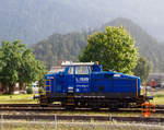   Aus dem Zug heraus, die Em 3/3  Juna  (98 85 5837 853-1 CH-LSB) eine Henschel DHG 500 C der LSB Lok Service Balmer AG, ex RAG 451, steht am 12.09.2017 in Domat/Ems.