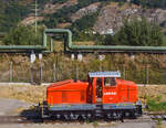 Aus dem Zug heraus, die Em 3/3 163  Rene  (98 85 5837 910-9 CH-LONZA) eine Henschel DHG 500 C der Lonza  AG (Visp), steht am 09.09.2021 in Visp.