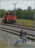 Der Tm 232 192-5 (UIC N° 98 85 5232 192-5)rangiert in Vufflens la Ville.