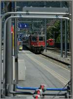 Noch ein etwas anderes Zugbild: Eine Re 420 mit einem IR f�hrt gerade von Brig kommend, im Bahnhof Visp ein.