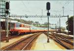 Die SBB Re 4/4 II 11106 erreicht mit einem  Swiss-Express  IC (bis Fahrplanwechsel 1982  Städteschnelzug genannt) Lausanne.