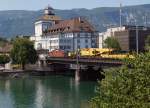 SBB: Eine Re 420 mit einem schweren Zugkran beim Passieren der Aarebr�cke Solothurn am 6.