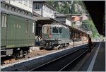Die grüne SBB Re 4/4 II 11161 rangiert für den  SRF -Extrazug in Göschenen.