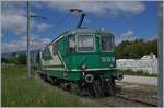 Die BAM MBC Re 4/4 II (91 85 4420 506-8 CH-MBC) und ihr Kieszug auf dem Weg vom Industiegelände zum Bahnhof von Gland.