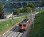 Die SBB Re 420 297-1 erreicht mit einem Güterzug Villenneuve.