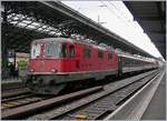 Nachdem ich in den letzten Tagen viele dampfende und zum Teil recht alte Lok zeigte, nun ein kurzes, modernes Intermezzo: Das Bild zeigt die fast fabrikneue SBB Re 4/4 11145 mit einem sonderbaren Zug