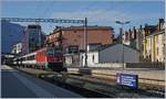Die SBB Re 4/4 11158 erreicht mit ihrem RE 3558 von St-Maurice nach Lausanne den Bahnhof von Montreux.
