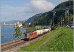 Die SBB Re 420 250-3 mit einem Güterzug auf der Fahrt Richtung Wallis kurz vor Villeneuve.