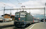 Am 24 Juli 2000 steht SBB 11105 in Spiez und wird vom Froschperspektiv fotografisch bewahrt.