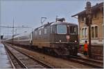 Die SBB Re 4/4 II 11232 wartet nach der �bernahme des Hispania Express nach dem Fahrtrichtungswechsel in Del�mont auf die Weiterfahrt nach Basel.