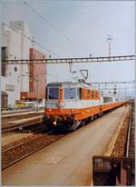 Die frisch aus der in Bellinzoa erhalten R3 zur�ckgekehrte SBB Re 4/4 II 11106 f�hrt mit dem IC 126 in Aarau durch.