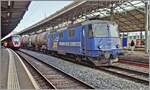 Nach einem kurzen Halt zum Abwarten der Blockfreigabe verlässt die WRS Re 4/4 III 115 (Re 430 115) mit der UIC Nummer 91 85 4430 115-6 CH-WRSCH mit ihrem Kesselwagenzug den Bahnhof von Lausanne