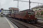 Eine der Letzten: Guterzug mit BLS-Brownie 185 durchfahrt am 28 Mai 2019 SPiez.