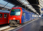 Die SBB Re 450 114-4   Dänikon  (91 85 4 450 114-4 CH-SBB) steht am 06.Juni 2015 mit einen Doppelstock-Pendelzug der Zürcher S-Bahn als RE nach Aarau in Zürich HB bereit.  Die Lok ist die letzte (Baujahr 1997) von 115 Stück gebauten Loks.

Aufgrund des Pendelzugbetriebs wurde auf einen zweiten Führerstand verzichtet und der gewonnene Platz für ein Gepäckabteil genutzt. Äußerlich wurden Loks  an den Doppelstock-Pendelzugs (DPZ) angeglichen und mit entferntem zweitem Führerstand erinnert nichts daran, dass die Re 450 technisch weitgehend den ab 1987 von SLM/BBC für Privatbahnen gebauten Re 456 entspricht. Das Fahrwerk ist allerdings eine Neuentwicklung von SIG. Die Re 450 ist die erste Lok in großer Serie von Umrichterlokomotiven mit GTO-Thyristoren und Drehstrom-Asynchronmotoren, welche bei der SBB im Einsatz kamen. 

Zwischen 1989 und 1997 wurden insgesamt 115 Stück der Re 450 von SLM/ABB gebaut. Die erste Serie von 24 Lokomotiven wurde noch unter der Bezeichnung Re 4/4V (10500 – 10523) bestellt, trug bei Auslieferung allerdings bereits die neue Bezeichnung Re 4/4 450 (450 000 – 450 023) unter welcher auch die zweite Serie von 26 Maschinen (450 024 – 450 049) abgeliefert wurde. Zwischenzeitlich änderte die SBB die Baureihen- und Betriebsnummern erneut, und die Lokomotiven erhielten ihre heute noch unverändert gültige Baureihenbezeichnung Re 450. Aufgrund der starken Auslastung der SLM durch den Bau der SBB Re 460, welche 1992 in großem Stil anlieft, wurden die 45 Lokomotivkästen der dritten Serie (450 050 – 450 094) von Schindler Waggon (SWP/SWG) aus dem Werk Pratteln geliefert. Die vierte und letzte Serie von nochmals 20 Maschinen (450 095 – 450 114) wird ab 1996 geliefert – nach Abschluss der Auslieferung der Re 460. Bei diesen Maschinen wurde wieder der Lokkasten von SLM gebaut, während die ABB Verkehrstechnik, inzwischen unter dem Namen Adtranz, erneut die elektrische Ausrüstung liefert.

Die zugehörigen Doppelstockwagen wurden im selben Zeitraum von Schindler Waggon (Wagenkasten, mechanische Teile), SIG (Fahrwerk) und ABB respektive Adtranz (elektrische Ausrüstung) gebaut. Eine Re 450-Pendelzugskomposition besteht generell aus einem AB- und einem B-Wagen sowie einem Steuerwagen (Bt).

Die Re 450 und die zugehörigen DS-Bt verfügen über automatische Kupplungen vom Typ +GF+ Vorortsbahnkupplung (GFV) und werden im Normalbetrieb jeweils kompositionsweise über die automatische Kupplung gekoppelt. Die Vielfachsteuerung erlaubt das gemeinsame Führen von bis zu vier Pendelzugkompositionen. Da die Nutzlänge der Perrons auf dem Zürcher S-Bahn-Netz in der Regel auf maximal 320 m beschränkt ist, wurde die Anzeige- und Diagnoseebene der Führerstände auf nur drei Einheiten ausgelegt.

Im Zuge des Modernisierungsprogrammes „Lion“ werden die Re 450 im Industriewerk Yverdon (zwischen 2011–2018) grundlegend saniert.
•	Folgende Arbeiten werden ausgeführt:
•	Rostsanierung und Neulackierung
•	Ersatz der Fahrmotorrotoren und Neuwicklung der Statoren
•	Ersatz der Getriebekästen
•	Ersatz der Frontbeleuchtung durch LED-Beleuchtung
•	Ertüchtigung der Traktionsstromrichter
•	Ersatz der Geschwindigkeitsmessanlage mit integrierten Sicherheitssystemen und Fahrdatenregistrierung
•	Nachrüstung Druckluftanlage mit Lufttrockner und automatischem Wasser-/Ölabscheider

TECHNISCHE DATEN:
Gebaute Anzahl: 115 (Re 450 000 bis 114)
Spurweite: 	1435 mm (Normalspur)
Achsformel:  Bo'Bo'
Länge über Puffer: 18.400 mm
Höhe:  4.500 mm
Breite:  2.980 mm
Leergewicht:  74 t
Nutzlast (Gepäckanteil):  4 t
Höchstgeschwindigkeit: 130 km/h
Dauerleistung:  3.200 kW
Anfahrzugkraft:  240 kN
Kupplungstyp: GFV (front), Schraubenkupplung (zu den Wagen)
