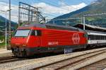 Die SBB Re 460 048-2  Z�ri Wyland  steht mit einem IC am 28.05.2012 im Bahnhof von Brig.
