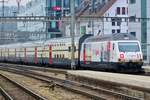 SBB 460 066 wirbt für TGV-Lyria und fliegt durch OLten am 24 März 2017.