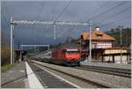 Die SBB Re 460 019-3 mit einem IC Romanshorn - Brig bei der Durchfahrt in M�lenen.